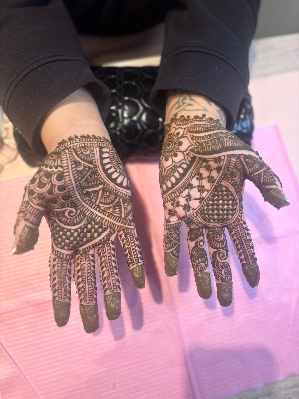 Henna Artistry @AaRohi's Studio