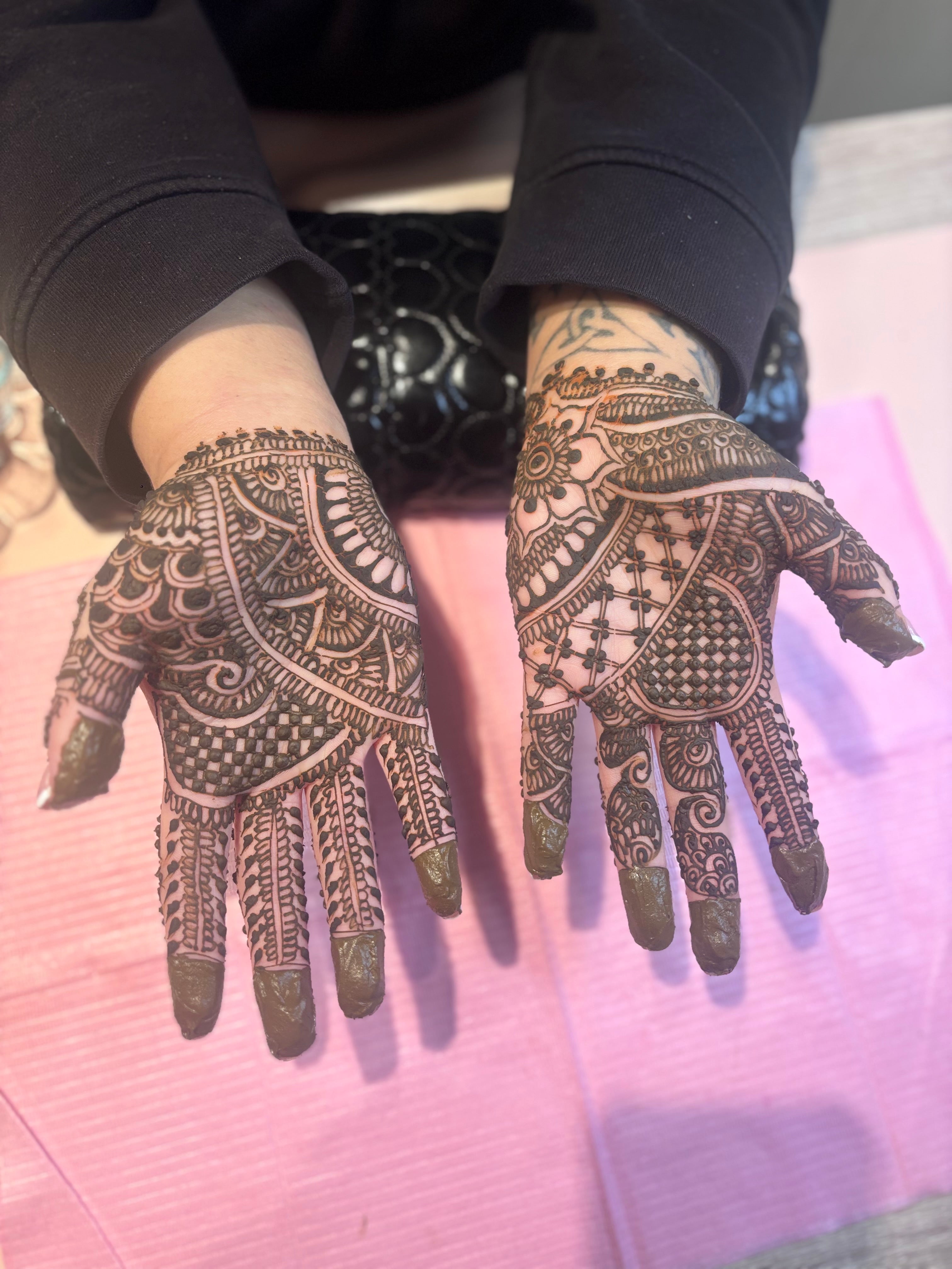 Henna Artistry @AaRohi's Studio