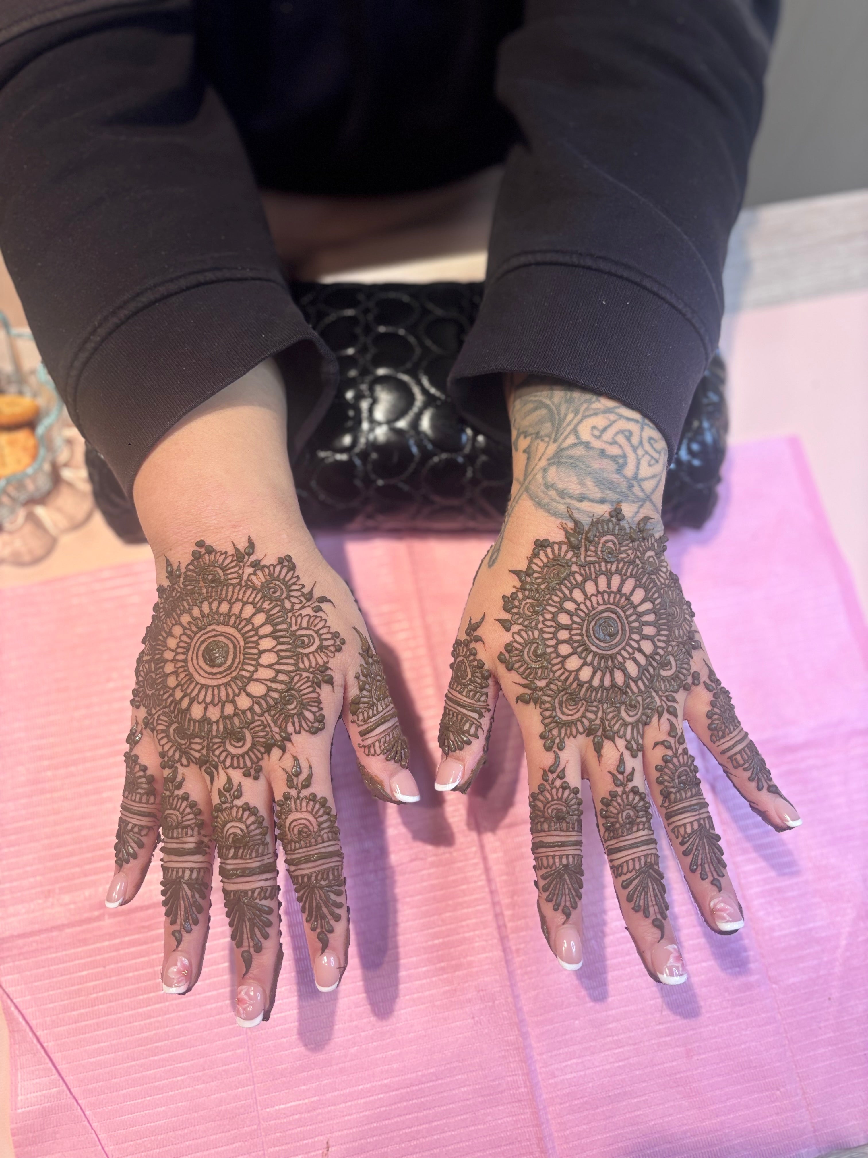 Henna Artistry @AaRohi's Studio