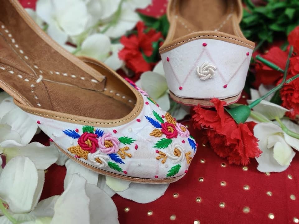 Floral Embroidered Punjabi Jutti – Size 38 🌸