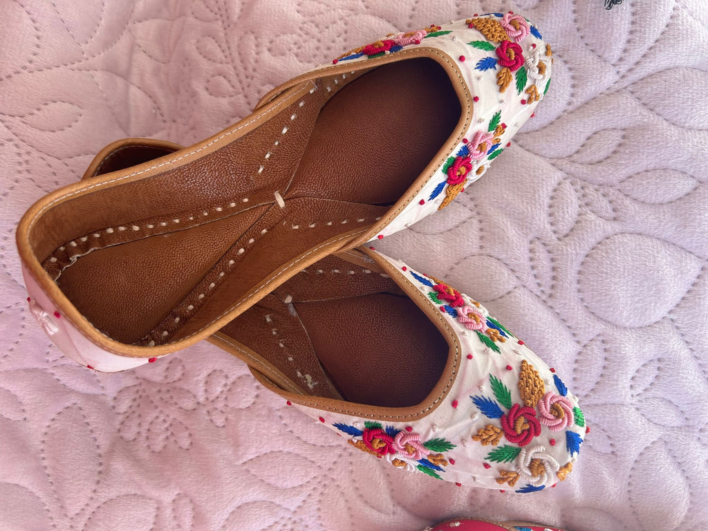 Floral Embroidered Punjabi Jutti – Size 38 🌸