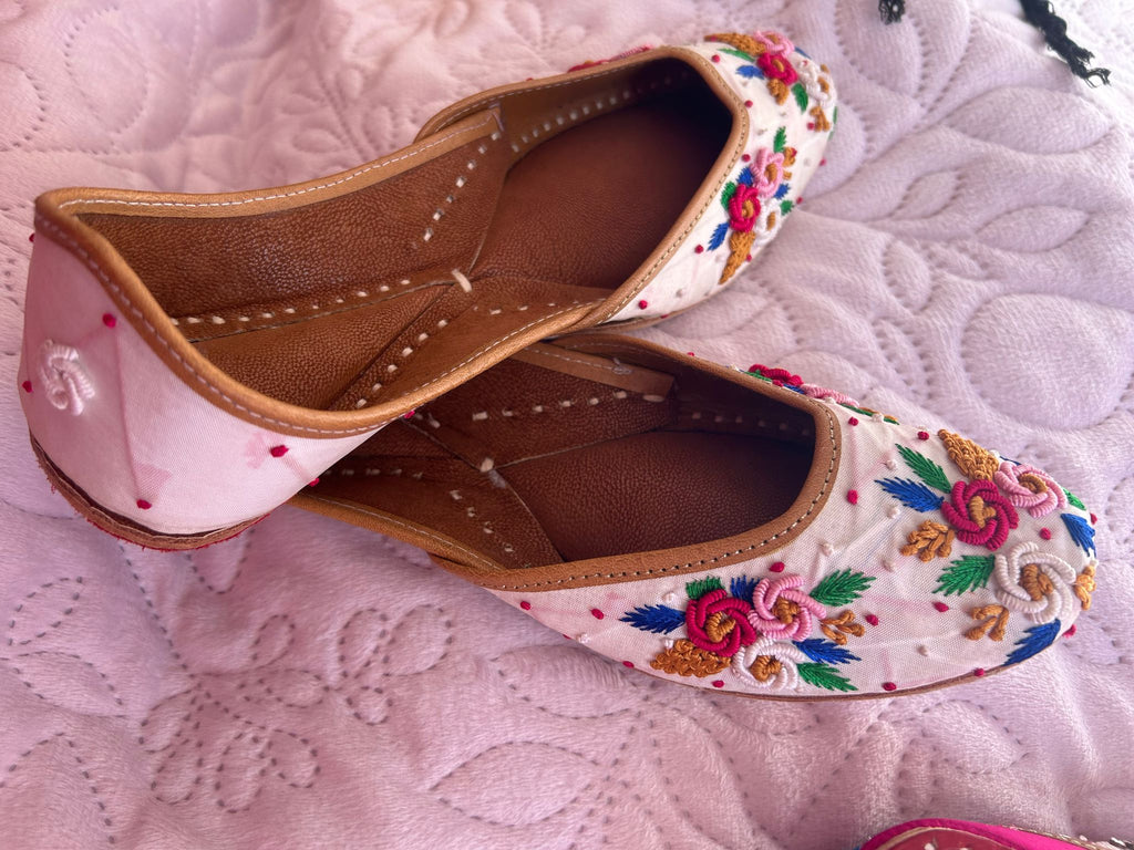 Floral Embroidered Punjabi Jutti – Size 38 🌸